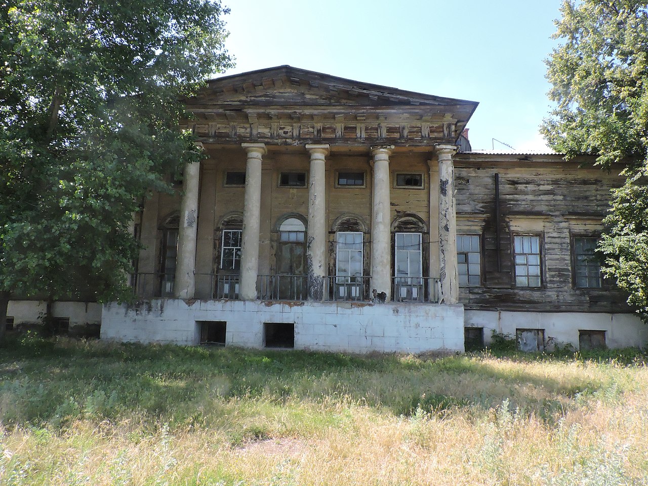 1280px-Palace of Velykyi Burluk Manor 2019 by Kharkivian 08