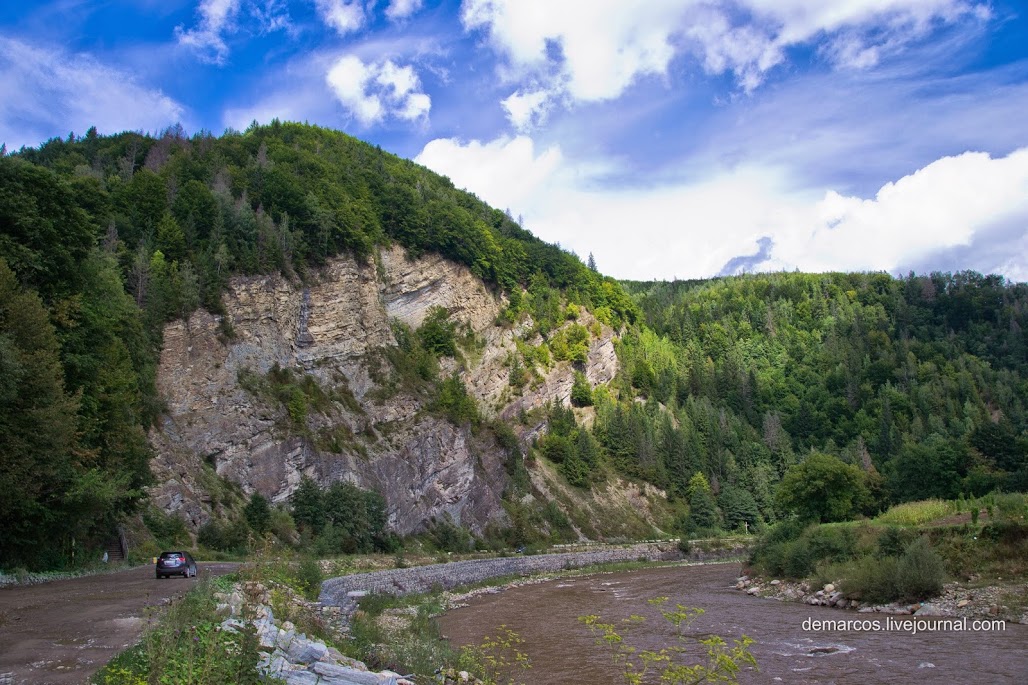 Вид на Сокільську скелю зі сторони автошляху