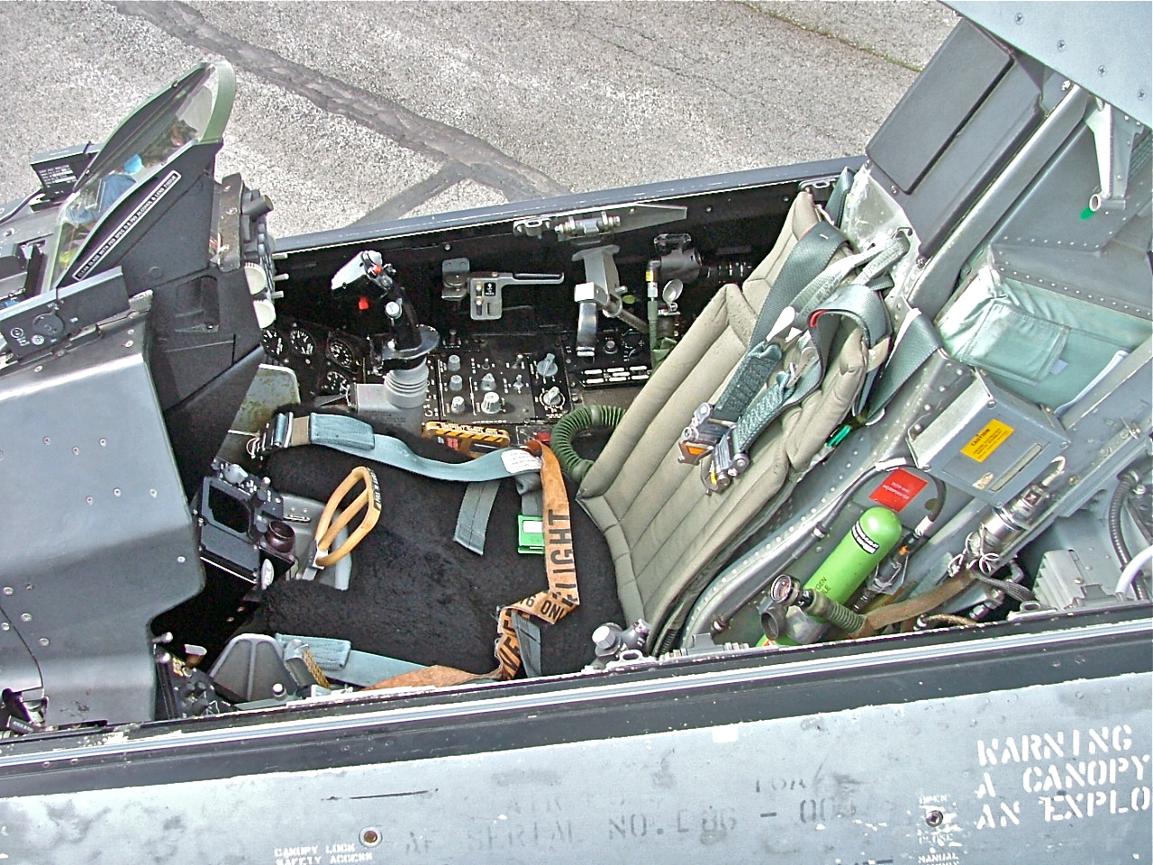 F16 ohjaamo