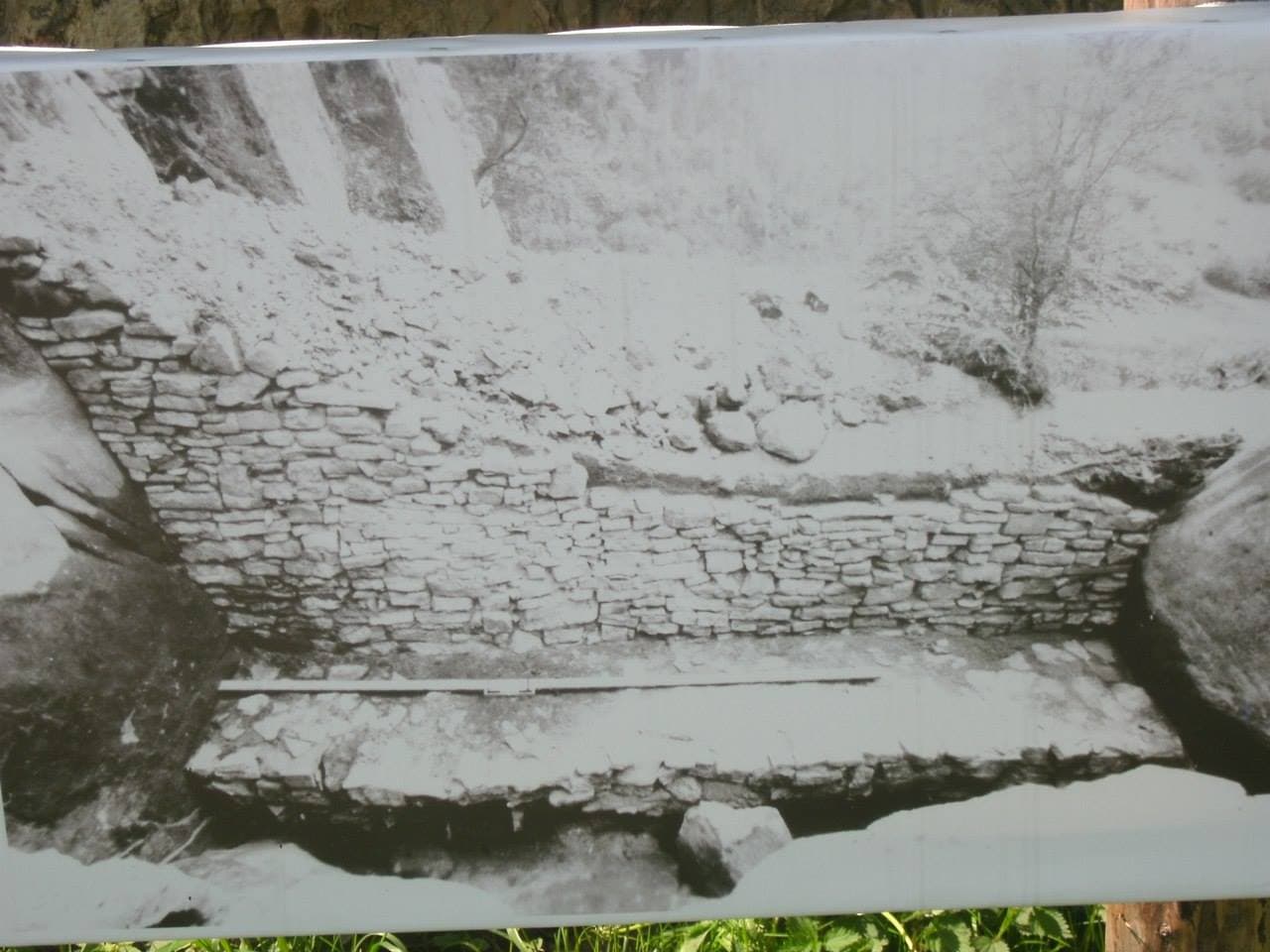 Кам'яний мур на скелях Тустань