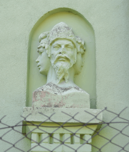 Львівський ідол на Знесінні вмурований в один із житлових будинків