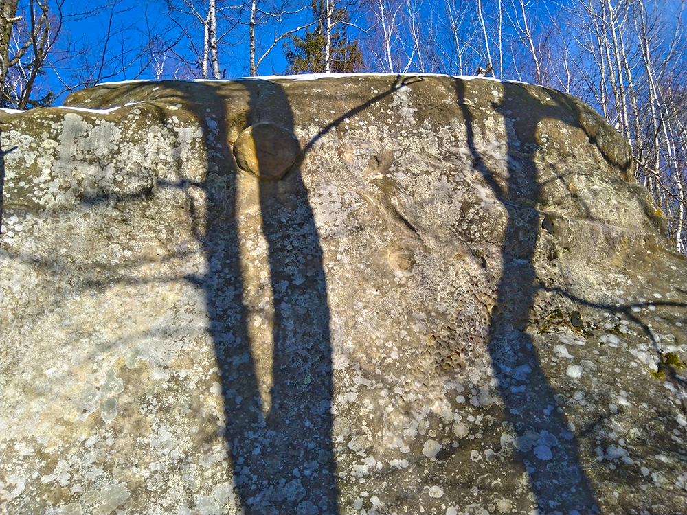Солярний знак на скелі в Ямельниці - Кикошів Камінь