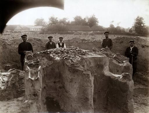 Розкопки Вікентія Хвойки - старе фото