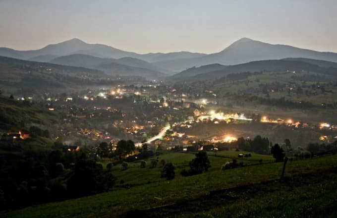 Нічний вигляд на село Лазещину