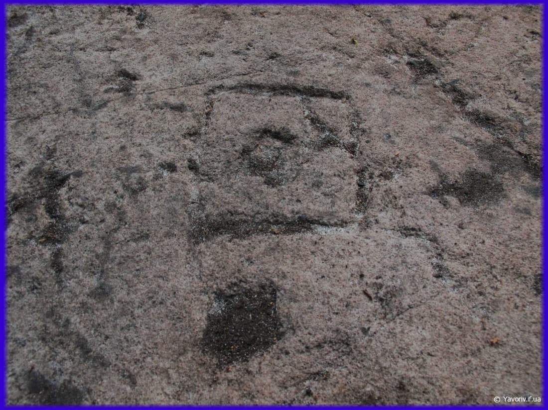 Зображення ромба на камені в Одаєві із фігурою в центрі