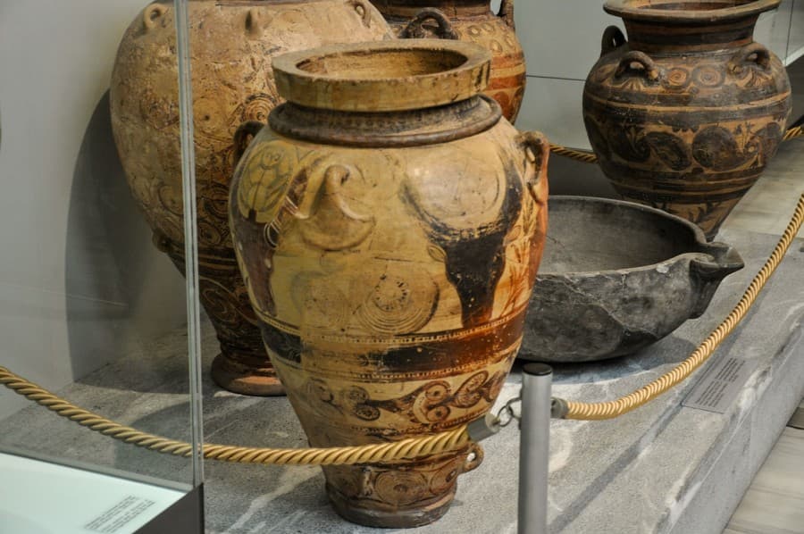 Керамічна ваза із зображенням бика