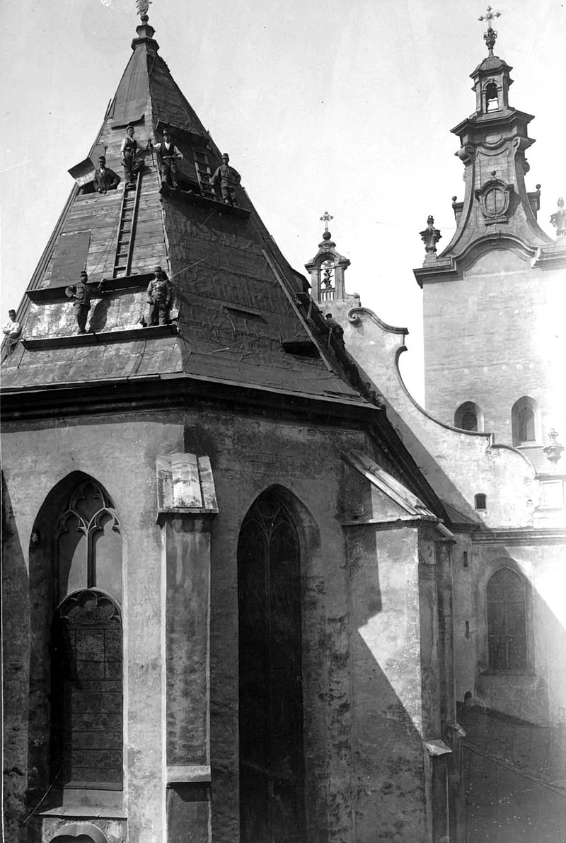 1916 рік. Австрійські військові знімають мідну бляху з даху Латинської катедри