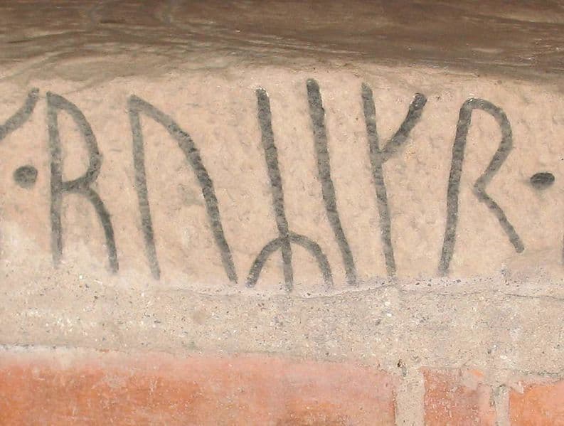 Ім'я ruRikr на фрагменті рунічного каменю U413, використаного при будівництві церкви Норрсунда (Norrsunda), Уппланд, Швеція.