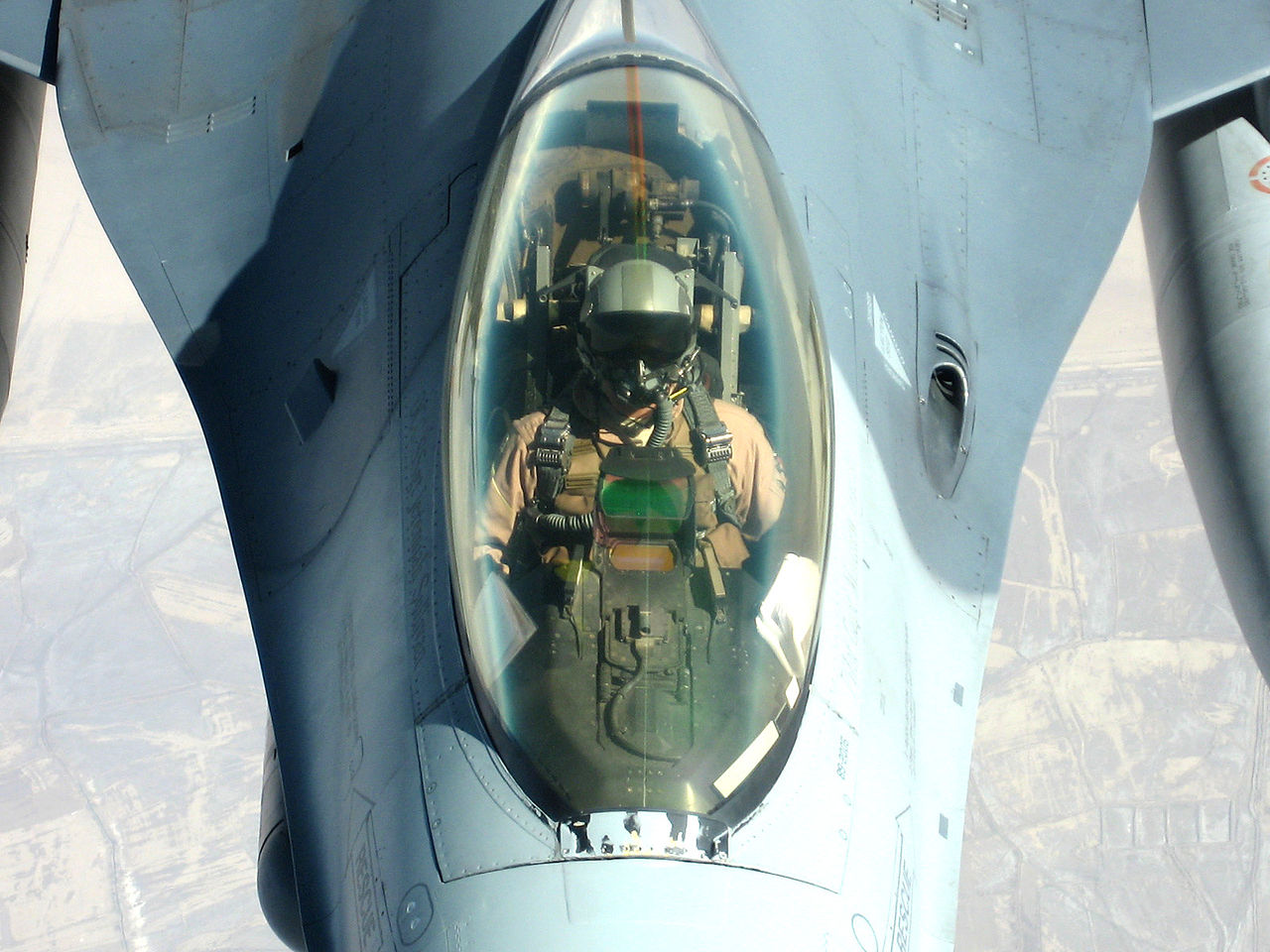 Пілот F-16 у небі