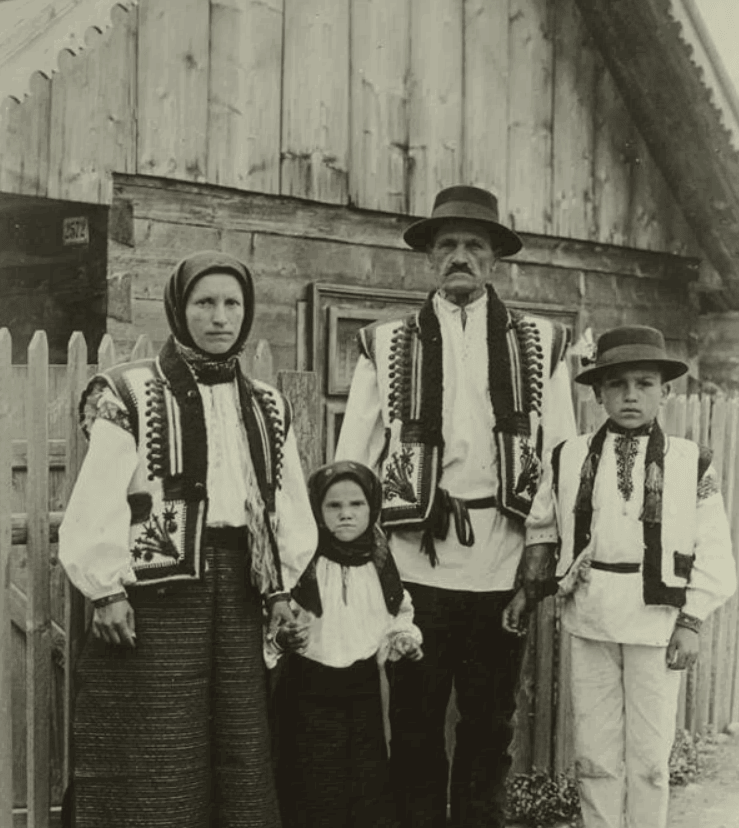 Гуцульська родина з Рахова - старе фото
