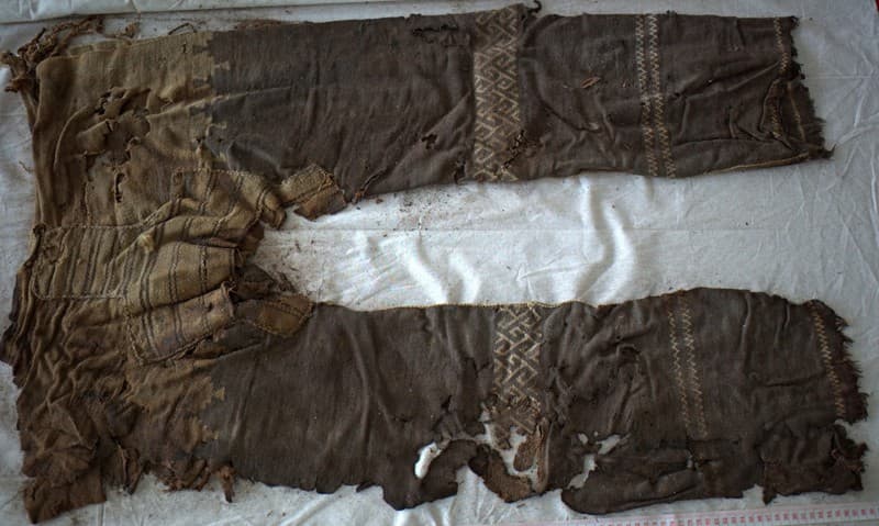 Меандровий орнамент на штанах Таримських мумій