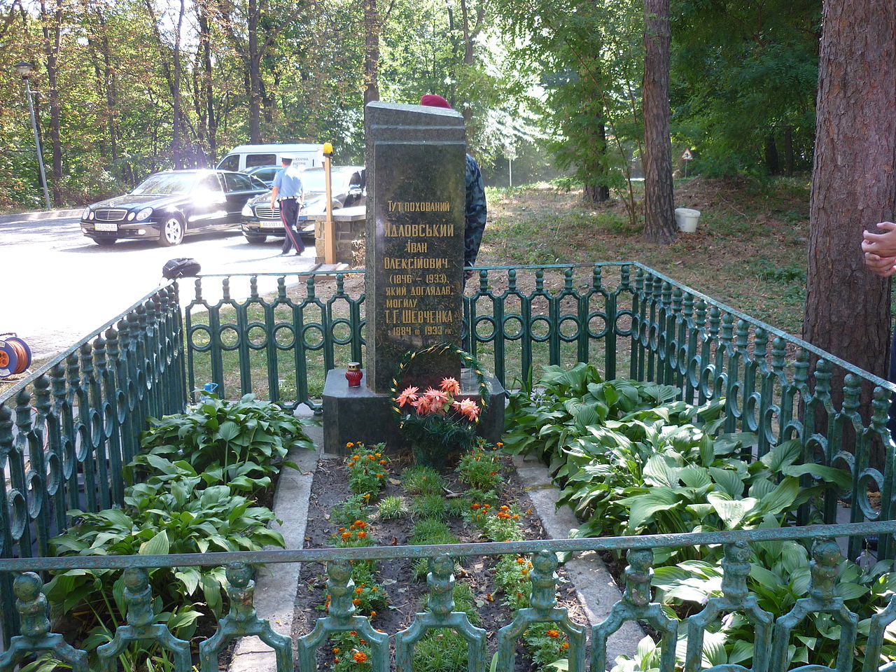 1280px-Могила Ядловського
