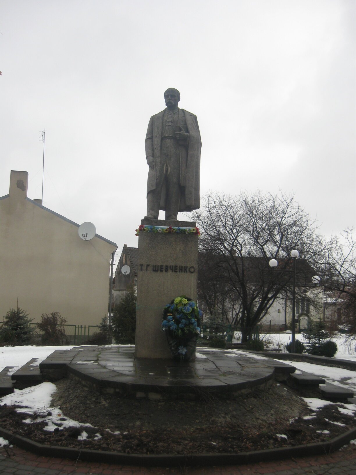 Памятник ТГ Шевченку в Золочеві Львівщина