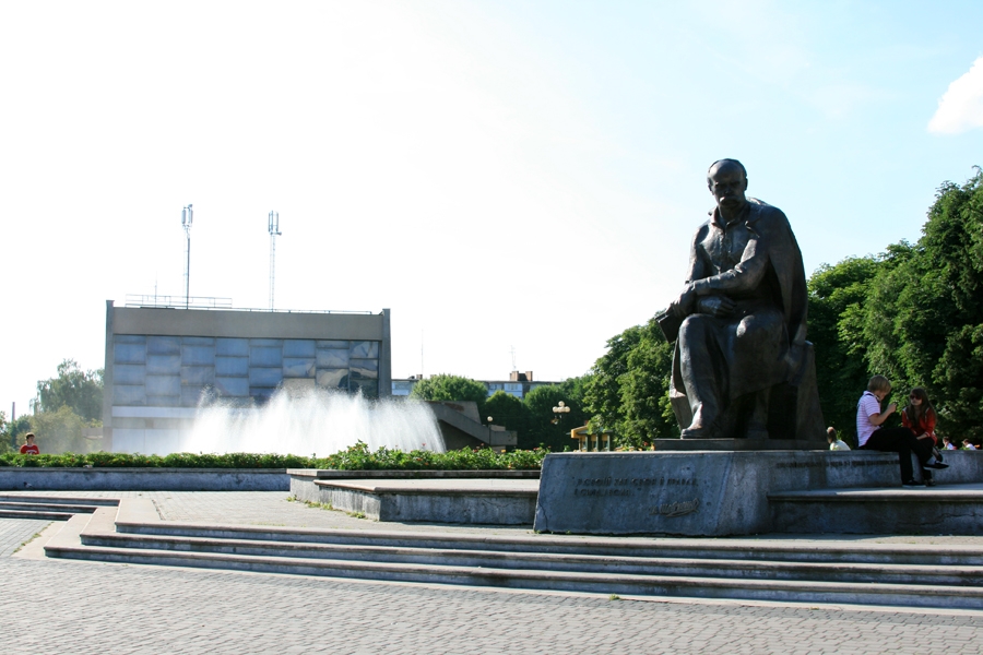 Памятник Шевченкові у Червонограді
