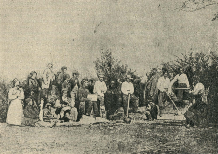 Селяни копають могилу Шевченкові в Каневі
