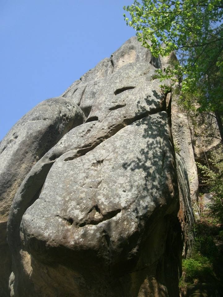 Обличчя на камені в Уричі