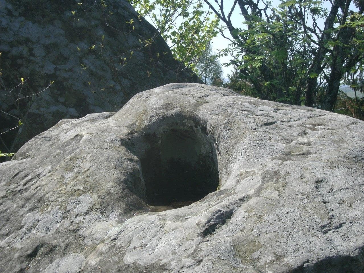 Жертовник на скелі