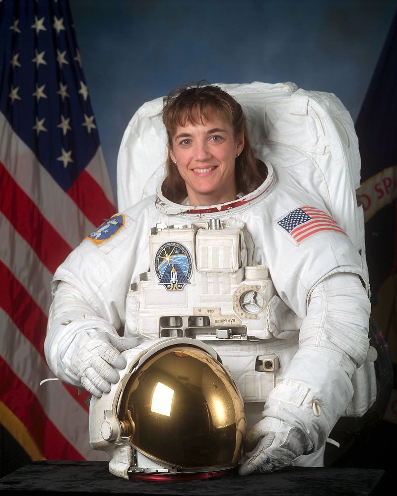 800px-Heidemarie Stefanyshyn-Piper in white space suit